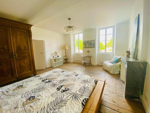 a bedroom with a large bed in a room at Chambre zen in Châteauneuf-sur-Charente