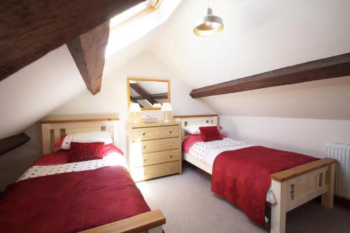 מיטה או מיטות בחדר ב-Corlan Lleuddad
