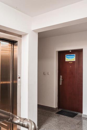 a hallway with a door in a building at Apartman Centar in Doboj