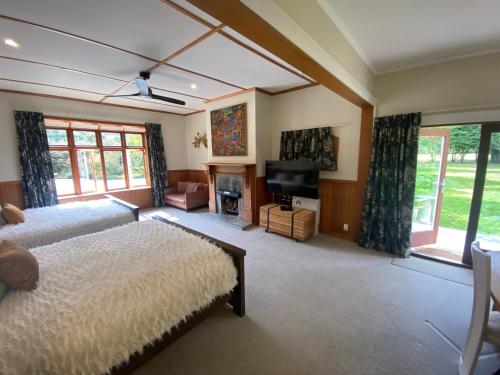 En eller flere senge i et værelse på Resort Arrowtown