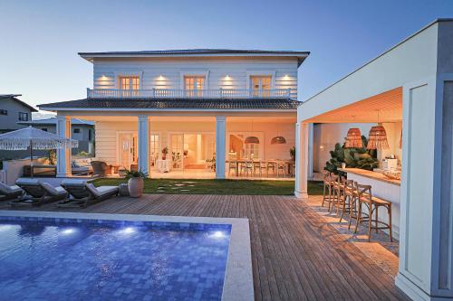 a house with a swimming pool in front of it at Casa Praia Parati in Anchieta