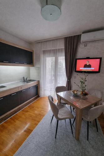 a kitchen and dining room with a table and chairs at MakiLen in Vrnjačka Banja