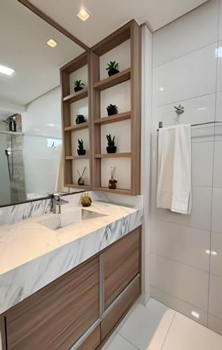 a bathroom with a sink and a shower at Apto Margaridas|3Q,todo Climatizado,ao lado Termas in Piratuba