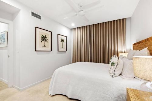 a bedroom with a large white bed in a room at THE COSMOPOLITAN COTTON TREE Unit 10207 Cotton Tree in Maroochydore