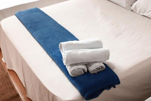 a bed with towels sitting on top of it at Pousada - Árvore da Vida in Bonito