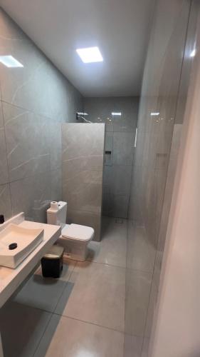 a bathroom with a sink and a toilet and a shower at Casa do Lago Serra da Mesa - Niquelandia in Niquelândia