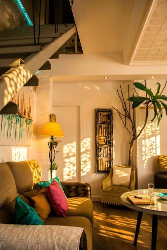 a living room with a couch and a table at La Casica del Abuelo Valentín in Torreblascopedro