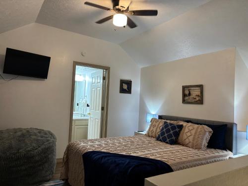 a bedroom with a bed and a ceiling fan at Branson Lakeside Getaway in Branson