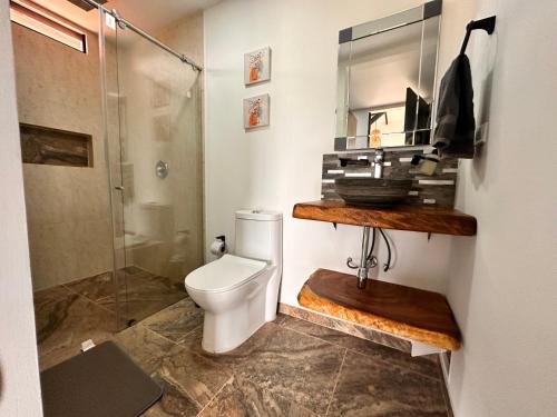 a bathroom with a toilet and a shower at Finca Villa AlCon - Hostel in Pereira