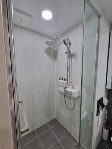 a shower with a glass door in a bathroom at 대구 동성로 스타비앤비 in Hyomoktong-Ilgu