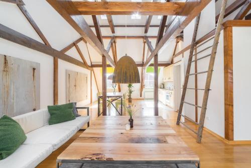 ein Wohnzimmer mit einem weißen Sofa und Holzdecken in der Unterkunft Design Apartments - "Potsdam City" 20 in Potsdam