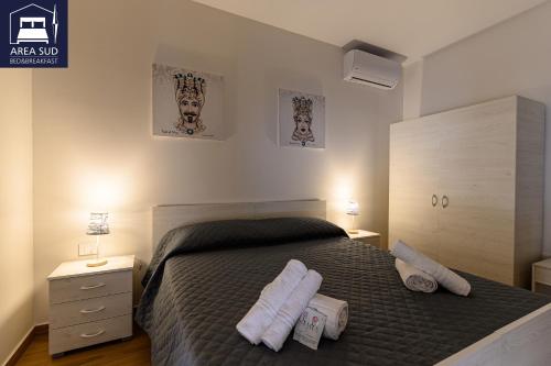 ein Schlafzimmer mit einem Bett, auf dem zwei Handtücher liegen in der Unterkunft Area Sud in Canicattì