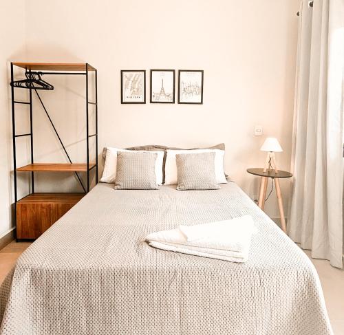 a bedroom with a large bed with a white blanket at Studio moderno no centro de vinhedo in Vinhedo