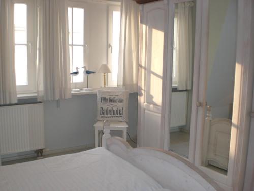 ein Schlafzimmer mit einem Bett und einem großen Spiegel in der Unterkunft Morgensünn am Strand in Kühlungsborn