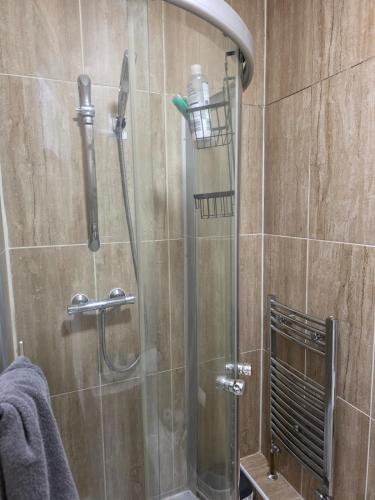 a shower with a glass door in a bathroom at Studios & Ensuite Doubles - Central RG1 - Oracle - Station & Hospital in Reading