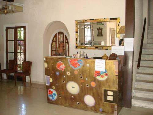 a woman standing behind a counter in a room at Hotel Elvines in Mar del Plata