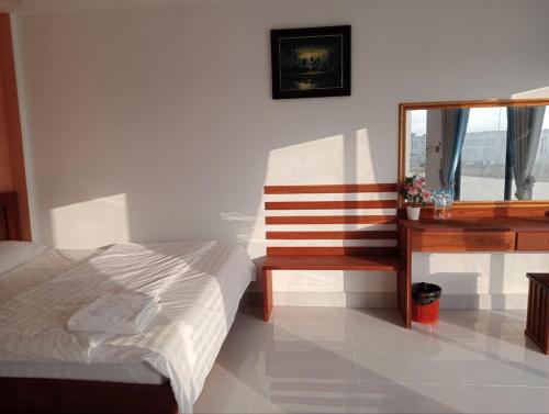 a bedroom with a bed and a desk and a mirror at Good Dream Guest Home in Phumĭ Toch