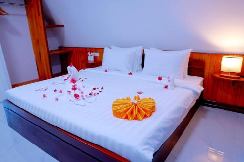 a bedroom with a bed with decorations on it at Kakse Teschor Mong Reththy Senchey in Phumĭ Svay Dângkum