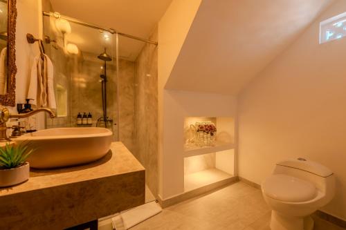 a bathroom with a tub and a toilet and a sink at Hotel Dorado Plaza Boutique Calle del Arsenal in Cartagena de Indias
