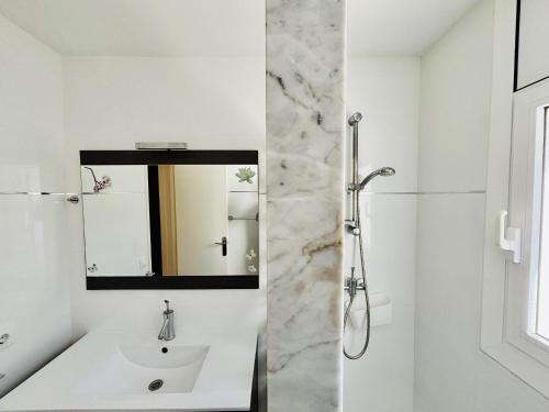 Apartamento con Terraza a 1 min de Playa Almadrava y Parking - ES-258-44