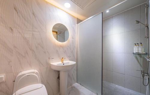 Kupatilo u objektu Masan First Class Hotel