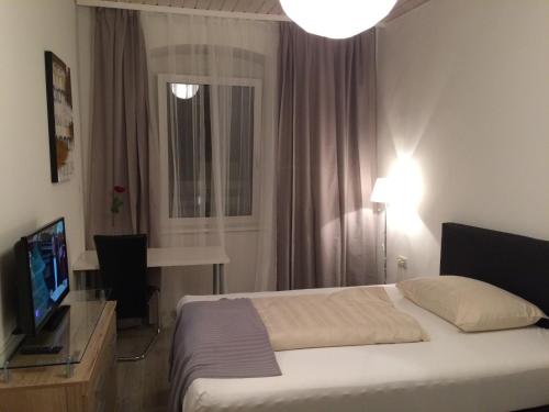 
Ein Bett oder Betten in einem Zimmer der Unterkunft Hotel Krmstl "Zur Stadt Gmunden"
