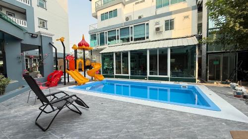 una piscina con scivolo e parco giochi di The Lilly Hotel a Chiang Mai