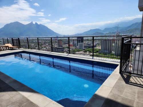a swimming pool with a view of mountains at Departamento Centro de Monterrey junto Paseo Santa Lucia y Macroplaza in Monterrey