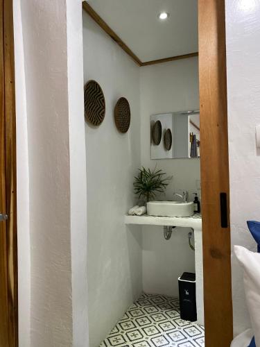 a bathroom with a sink and a mirror at Sunset Garden in San Vicente