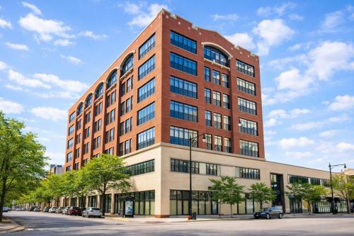 a tall brick building on a city street at McCormick Suites by Slumber Stay in Chicago