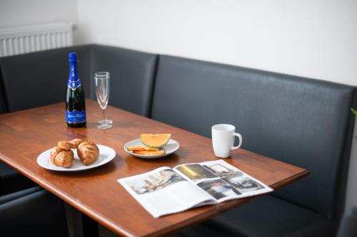 NIEB by ROCKCHAIR Apartments l SUPERHOST Status l 3 Bedrooms Boxspringbeds 3 Bathrooms in Center "Kurfürstendamm" - Cozy Family & Business Flair welcomes you! photo 10