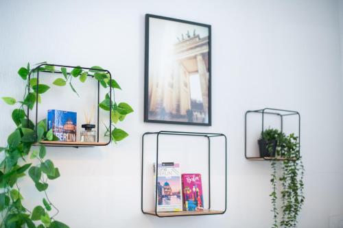 NIEB by ROCKCHAIR Apartments l SUPERHOST Status l 3 Bedrooms Boxspringbeds 3 Bathrooms in Center "Kurfürstendamm" - Cozy Family & Business Flair welcomes you! photo 3