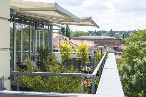 a rooftop garden with plants on a building at Best Western Premier Grand Hotel Russischer Hof in Weimar