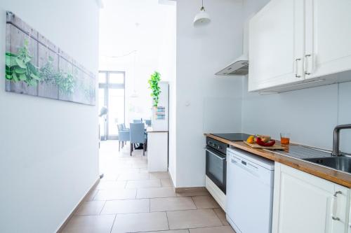 NIEB by ROCKCHAIR Apartments l SUPERHOST Status l 3 Bedrooms Boxspringbeds 3 Bathrooms in Center "Kurfürstendamm" - Cozy Family & Business Flair welcomes you! photo 5