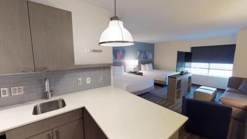 a room with a kitchen and a living room at Hyatt House Oak Brook in Oak Brook