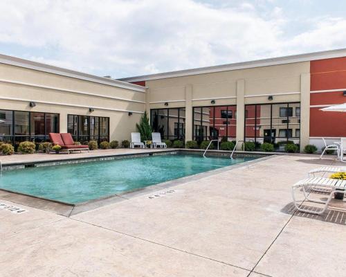 a swimming pool in front of a building at Quality Inn & Suites Mattoon South in Mattoon