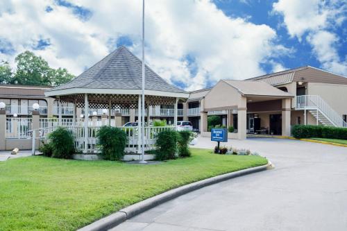 a large gazebo in front of a building at Rodeway Inn Vicksburg in Vicksburg
