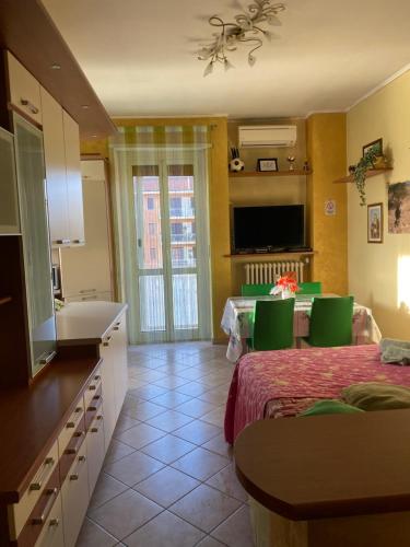 a room with a kitchen and a dining room at I colori della casa di Gio in Grugliasco