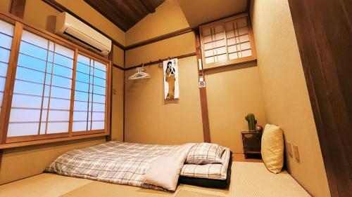 東雲夏~距京都站900米步行12分、近鄰東寺站150米步行2分，三室一廳兩衛浴二層獨棟~最多可住9人