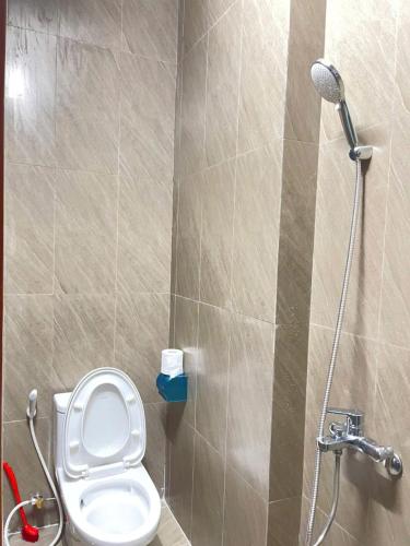 a bathroom with a toilet and a shower at Homestay Mai Trường Cù Lao Chàm in Tân Hiệp