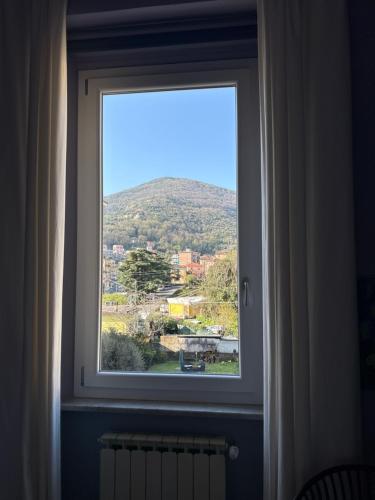 ein Fenster mit Blick auf einen Berg in der Unterkunft Evy’s Rooms in La Spezia