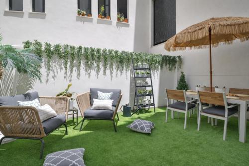 C88 - Deluxe Apartment Downtown with Pool and Parking