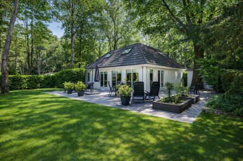 a gazebo in the middle of a yard at Groot vakantiehuis met sauna en bubbelbad in Diessen