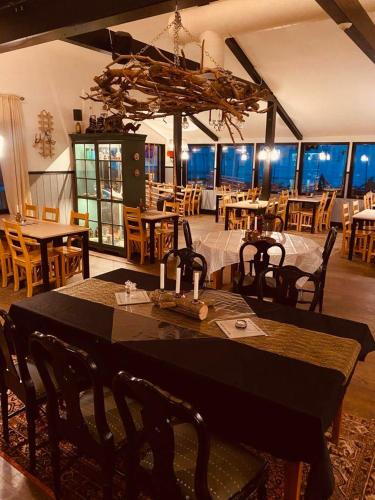 a restaurant with tables and chairs and a dining room at Gesundaberget Lodge & Parstugor in Gesunda