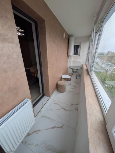 a room with marble flooring and a large window at BGD Residence in Galaţi