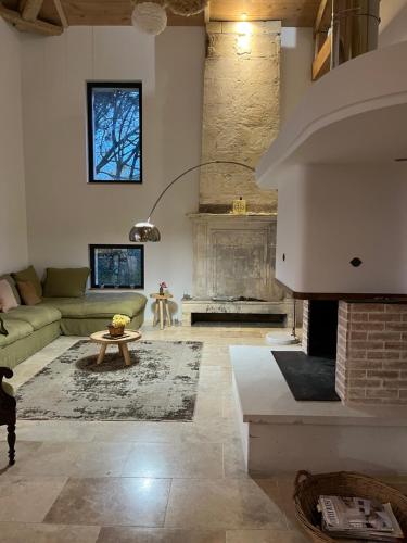 TV a/nebo společenská místnost v ubytování Malis Castera Le Petit Château