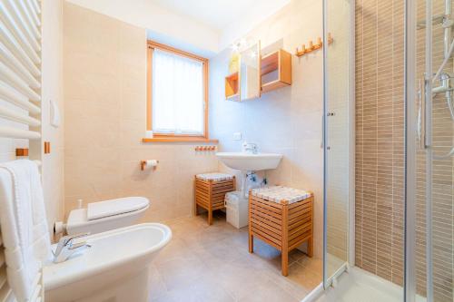 a bathroom with a toilet sink and a shower at Appartamento Lucia in Penia