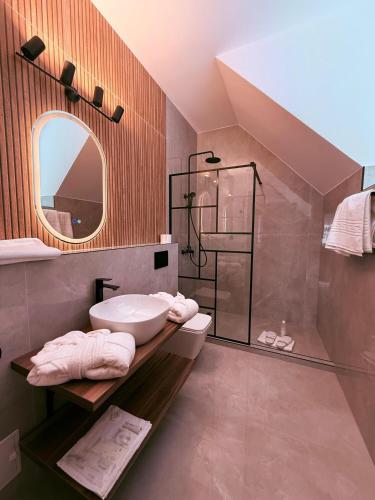 a bathroom with a sink and a shower at Shiro Nord Rooms in Predeal