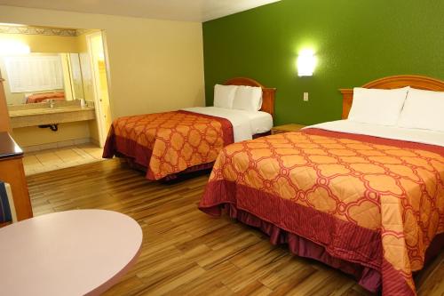 Postel nebo postele na pokoji v ubytování Tropic Lodge