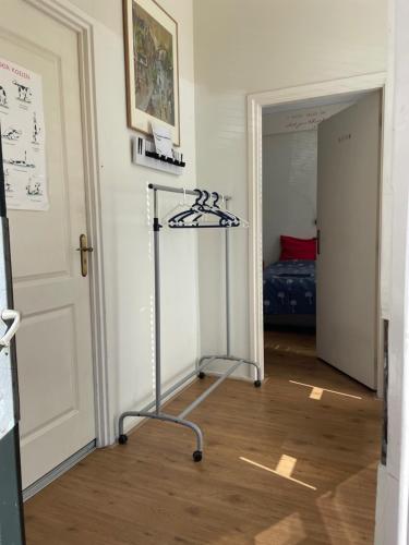 a room with a iron stand next to a door at Appartement centrum Groningen in Groningen